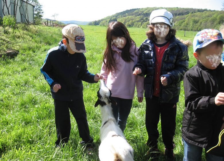 Enfants en visite à la Ferme pédagogique les 2 Collines