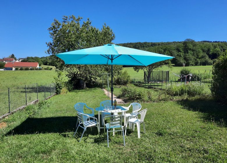 table du salon dans le jardin avec vue sur la foret de Chaux