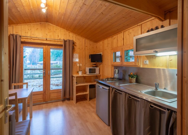 Chalet Epicéa séjour-cuisine -Camping de la Foret levier