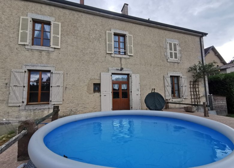 La piscine sur la grande terrasse à l’arrière de la maison, avec vue sur le champ, pour petits et grands