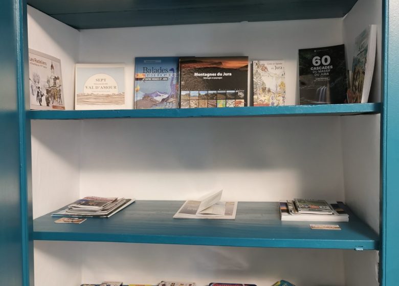 Le placard du coin salon avec lecture, jeux de société et brochures touristiques