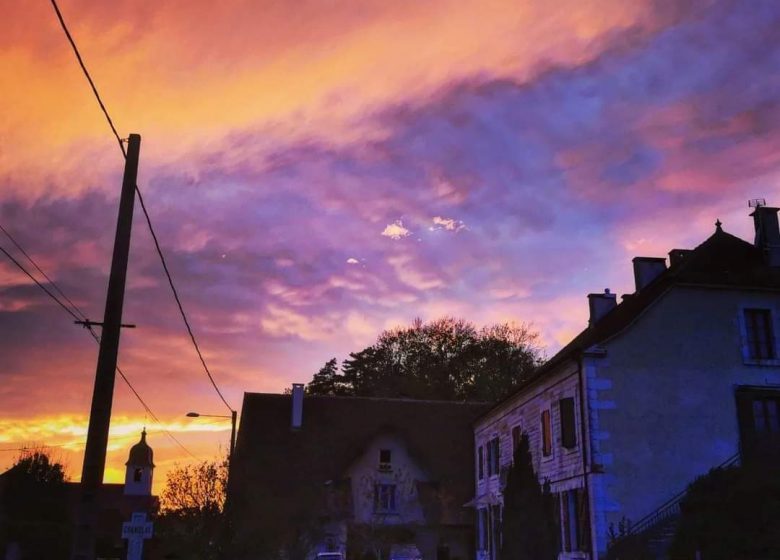 Un superbe coucher de soleil sur le domaine, avec la jolie église du village et son clocher comtois