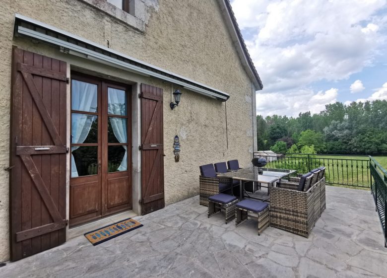 Votre terrasse avec la porte d’accès au gîte et sa boîte à clefs